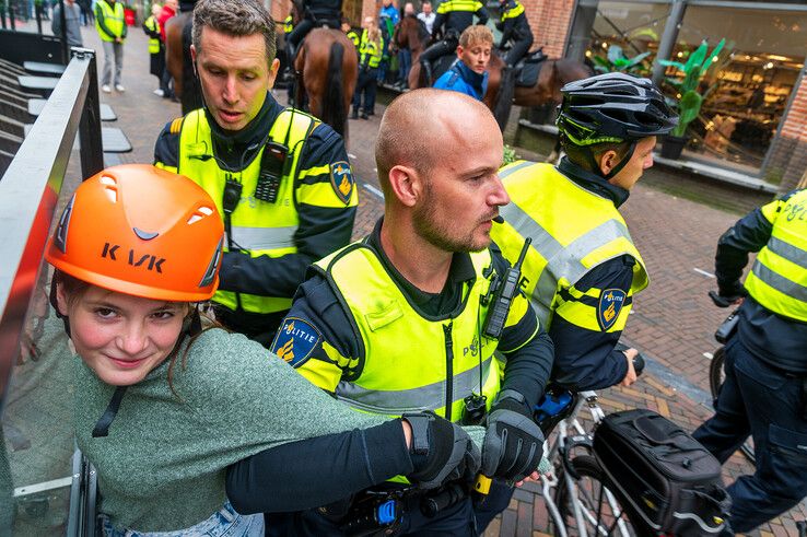 In beeld: Studenten gaan politie te lijf in Zwolse uitgaansstraat - Foto: Peter Denekamp