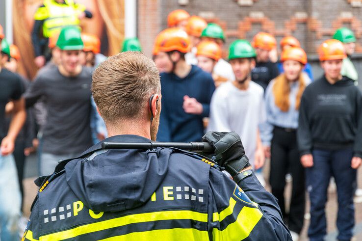 In beeld: Studenten gaan politie te lijf in Zwolse uitgaansstraat - Foto: Peter Denekamp