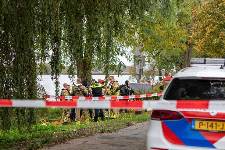 Auto te water geraakt in IJssel bij Kampen, geen gewonden - Foto: Ruben Meinten