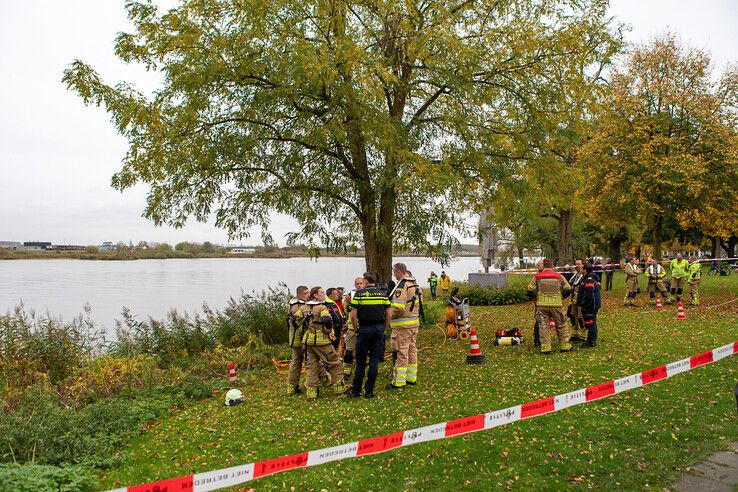 Auto te water geraakt in IJssel bij Kampen, geen gewonden - Foto: Ruben Meinten