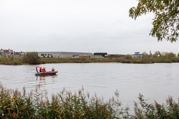 Auto te water geraakt in IJssel bij Kampen, geen gewonden - Foto: Ruben Meinten