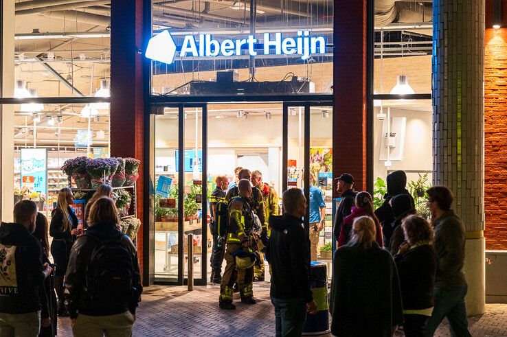 De supermarkt op het Katwolderplein werd tijdelijk ontruimd. - Foto: Peter Denekamp