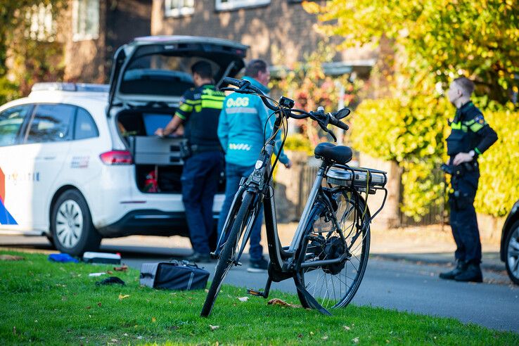 Een fietser raakte gewond na een botsing op de Oranje Nassaulaan. - Foto: Hugo Janssen