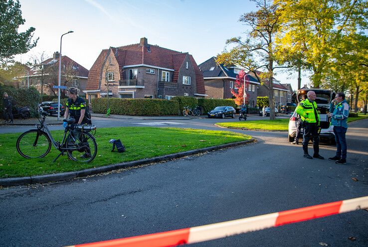 Fietser met spoed naar ziekenhuis na ongeval in Veerallee - Foto: Hugo Janssen