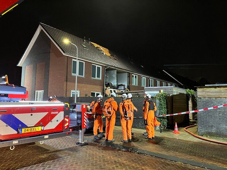 STH-teamleden bij de woning in Meppel waar de explosie plaatsvond. - Foto: B.S.