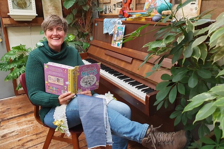 Mireille Beekhuis van Kringloop Zwolle met een kinderboek. - Foto: Stichting Kringloop Zwolle