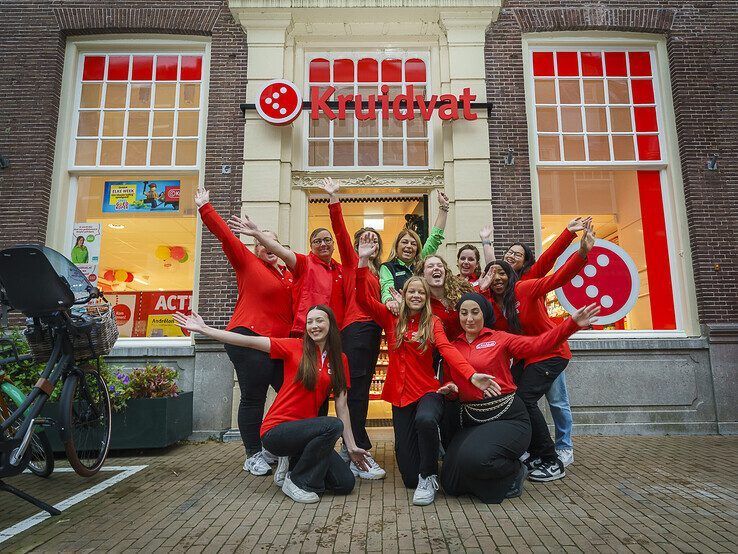 Petra Tieks en haar team bij het filiaal van Kruidvat. - Foto: Tycho Muller