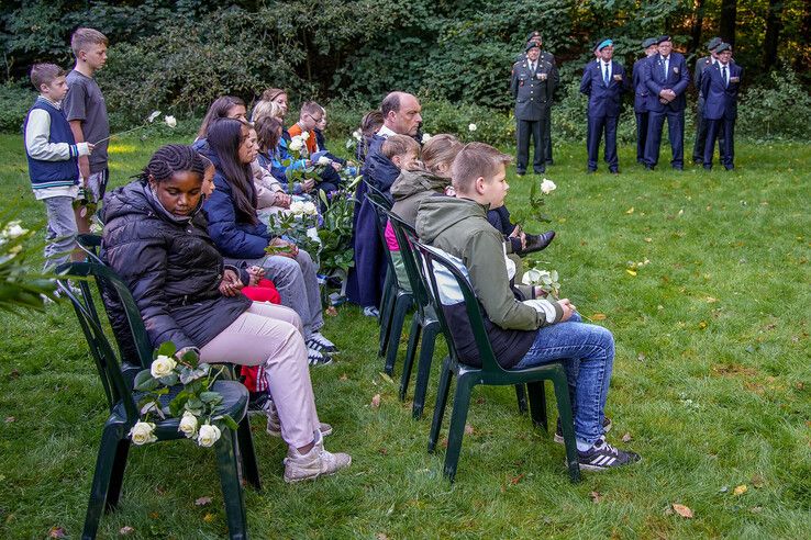 In beeld: Leerlingen basisschool herdenken oorlogsslachtoffers in park Het Engelse Werk - Foto: Obbe Bakker