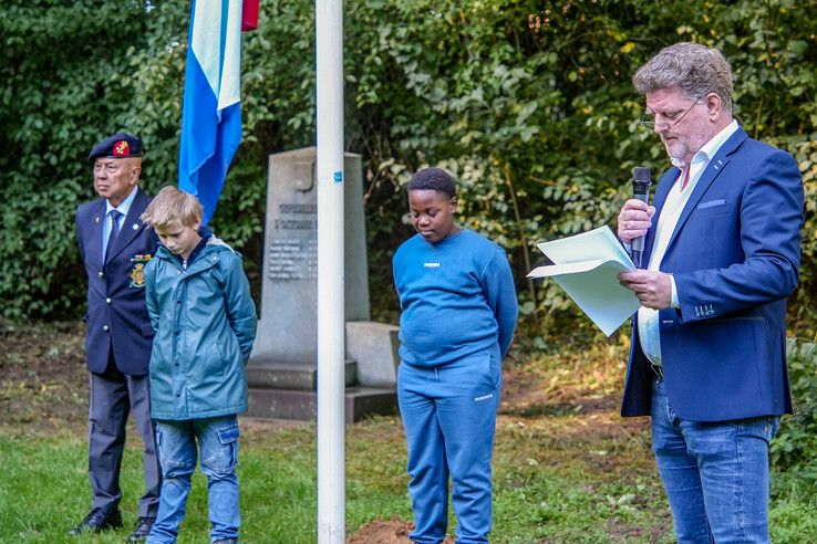 In beeld: Leerlingen basisschool herdenken oorlogsslachtoffers in park Het Engelse Werk - Foto: Obbe Bakker