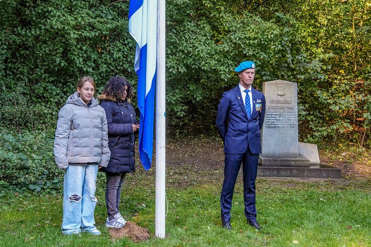 In beeld: Leerlingen basisschool herdenken oorlogsslachtoffers in park Het Engelse Werk - Foto: Obbe Bakker