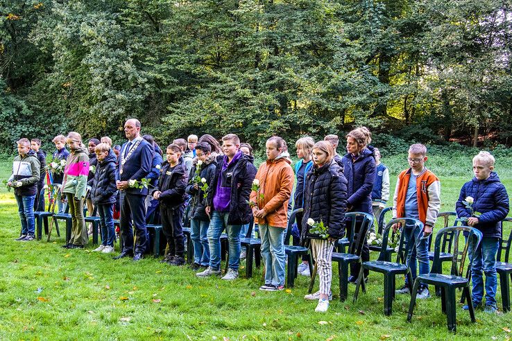 In beeld: Leerlingen basisschool herdenken oorlogsslachtoffers in park Het Engelse Werk - Foto: Obbe Bakker