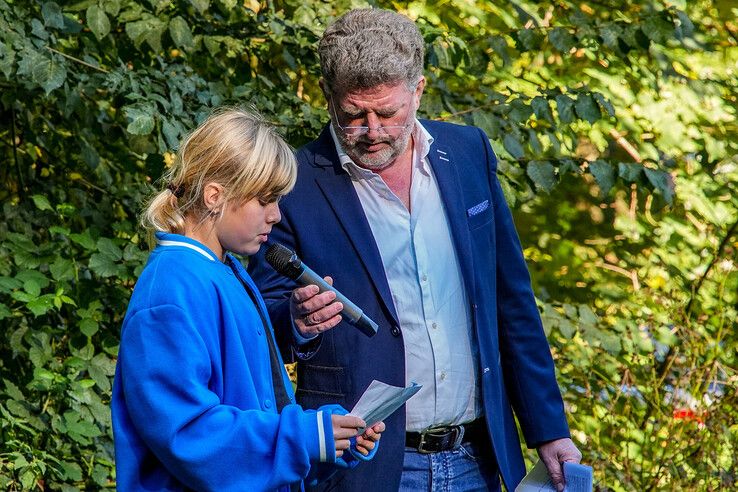 In beeld: Leerlingen basisschool herdenken oorlogsslachtoffers in park Het Engelse Werk - Foto: Obbe Bakker