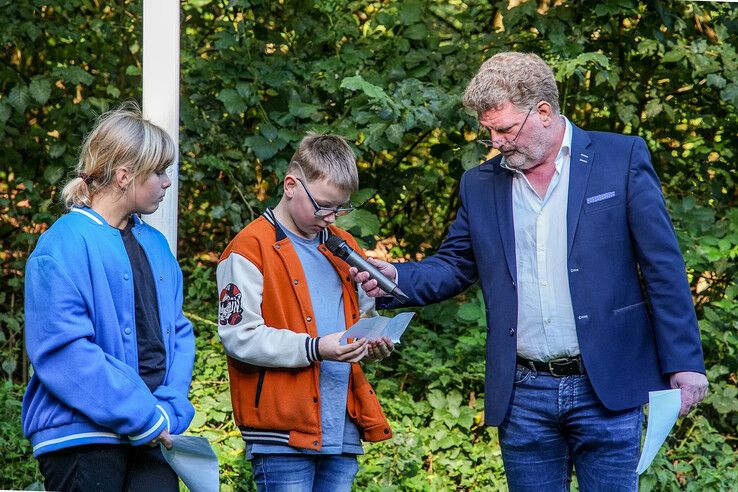 In beeld: Leerlingen basisschool herdenken oorlogsslachtoffers in park Het Engelse Werk - Foto: Obbe Bakker