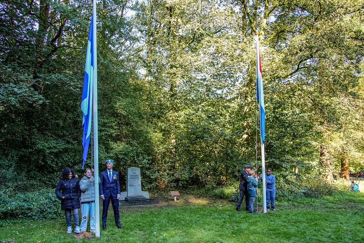 In beeld: Leerlingen basisschool herdenken oorlogsslachtoffers in park Het Engelse Werk - Foto: Obbe Bakker