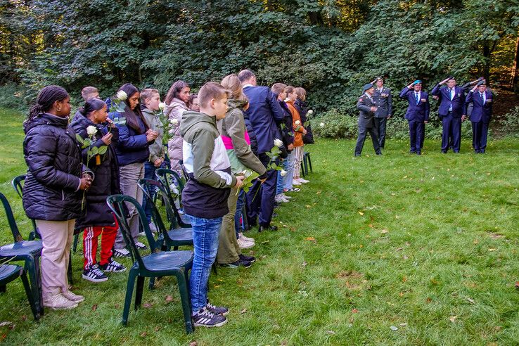 In beeld: Leerlingen basisschool herdenken oorlogsslachtoffers in park Het Engelse Werk - Foto: Obbe Bakker