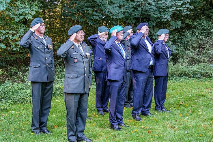 In beeld: Leerlingen basisschool herdenken oorlogsslachtoffers in park Het Engelse Werk - Foto: Obbe Bakker