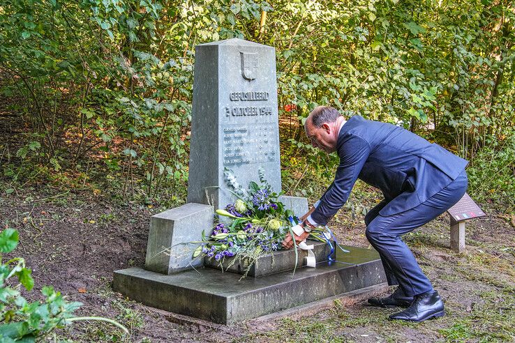 In beeld: Leerlingen basisschool herdenken oorlogsslachtoffers in park Het Engelse Werk - Foto: Obbe Bakker