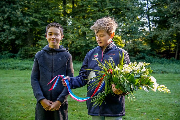 In beeld: Leerlingen basisschool herdenken oorlogsslachtoffers in park Het Engelse Werk - Foto: Obbe Bakker