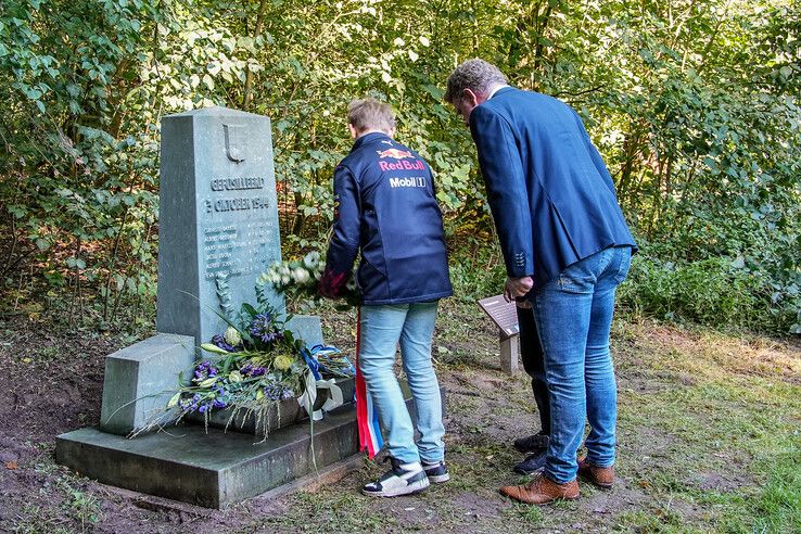 In beeld: Leerlingen basisschool herdenken oorlogsslachtoffers in park Het Engelse Werk - Foto: Obbe Bakker