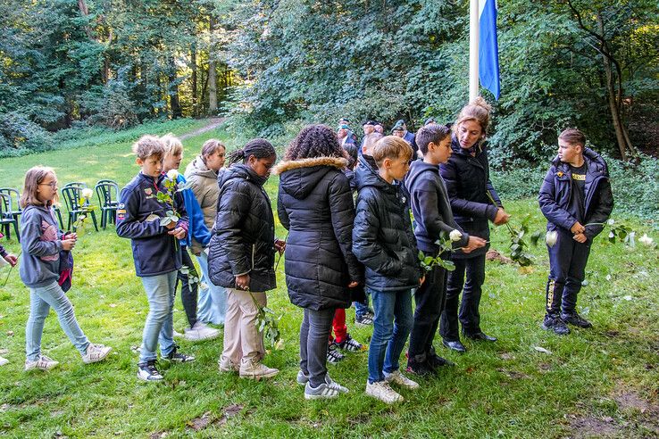 In beeld: Leerlingen basisschool herdenken oorlogsslachtoffers in park Het Engelse Werk - Foto: Obbe Bakker