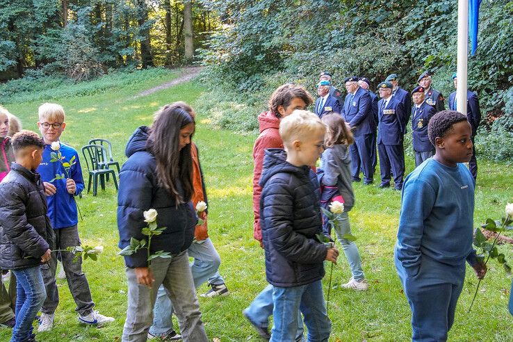 In beeld: Leerlingen basisschool herdenken oorlogsslachtoffers in park Het Engelse Werk - Foto: Obbe Bakker