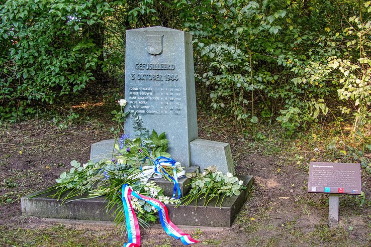 In beeld: Leerlingen basisschool herdenken oorlogsslachtoffers in park Het Engelse Werk - Foto: Obbe Bakker