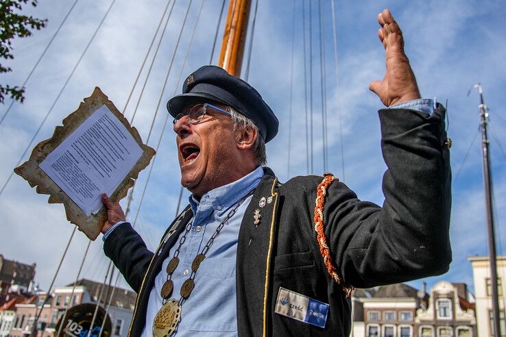 In beeld: Eerste vaten bokbier aangekomen in Zwolle - Foto: Obbe Bakker