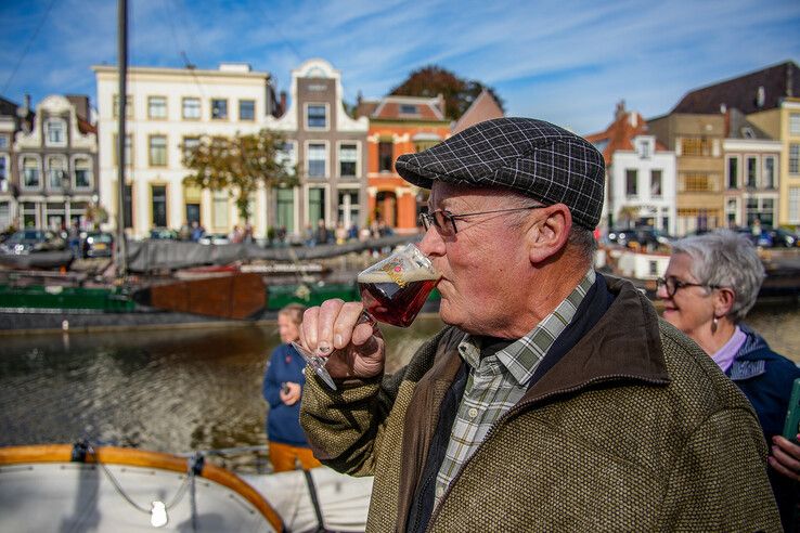 In beeld: Eerste vaten bokbier aangekomen in Zwolle - Foto: Obbe Bakker