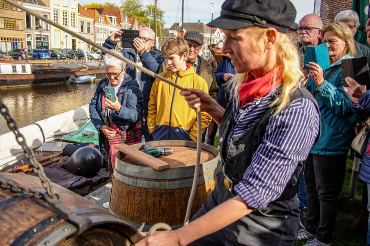 In beeld: Eerste vaten bokbier aangekomen in Zwolle - Foto: Obbe Bakker