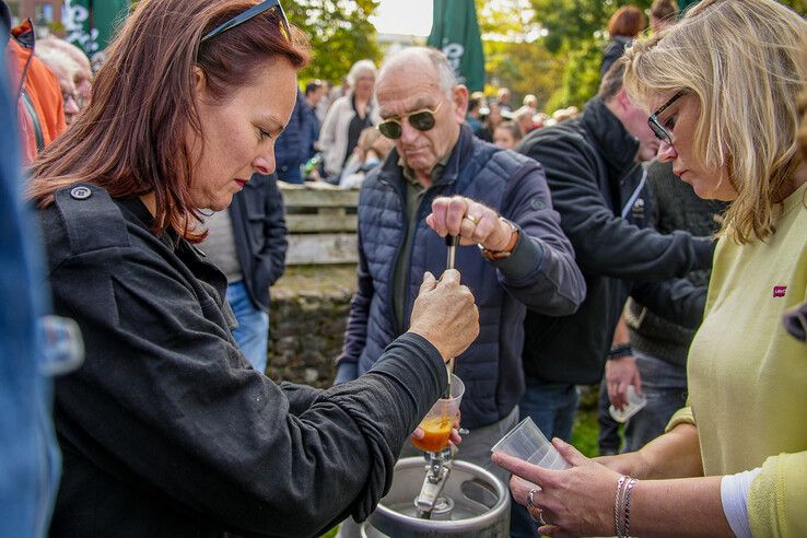 In beeld: Eerste vaten bokbier aangekomen in Zwolle - Foto: Obbe Bakker