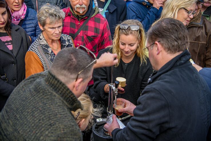 In beeld: Eerste vaten bokbier aangekomen in Zwolle - Foto: Obbe Bakker