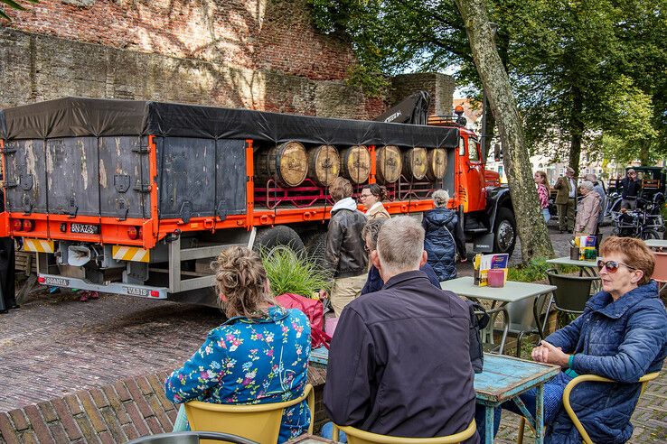 In beeld: Eerste vaten bokbier aangekomen in Zwolle - Foto: Obbe Bakker