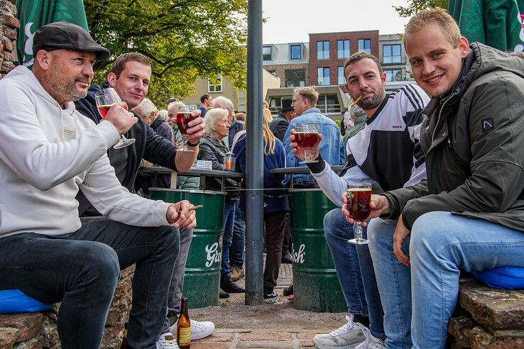 In beeld: Eerste vaten bokbier aangekomen in Zwolle - Foto: Obbe Bakker