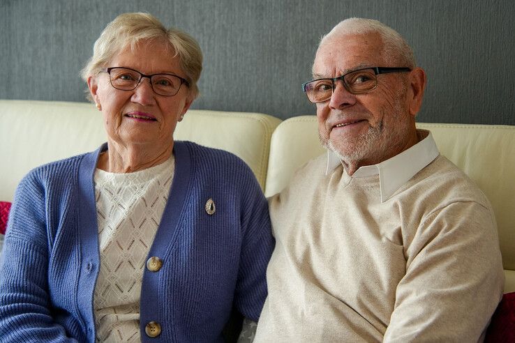 Door veters te kopen strikte Piet ter Avest zijn Miny, nu vieren ze hun 60-jarig huwelijk in Zwolle - Foto: Obbe Bakker