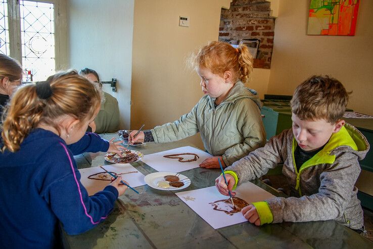 In beeld: Van chocoladekapsels tot choco-nagellak, van kunst met cacao tot bonbons in chocoladeparadijs Hattem - Foto: Obbe Bakker