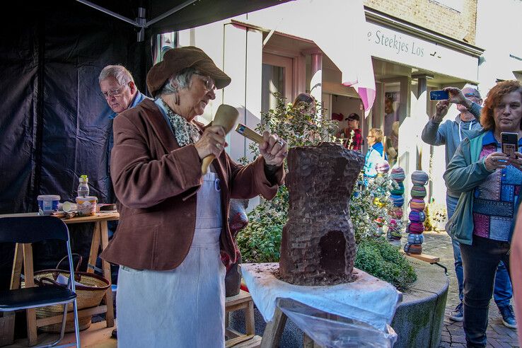 In beeld: Van chocoladekapsels tot choco-nagellak, van kunst met cacao tot bonbons in chocoladeparadijs Hattem - Foto: Obbe Bakker