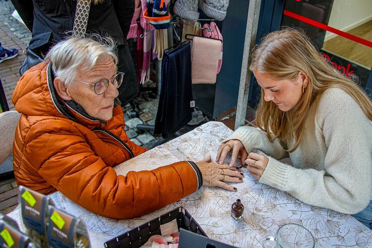 In beeld: Van chocoladekapsels tot choco-nagellak, van kunst met cacao tot bonbons in chocoladeparadijs Hattem - Foto: Obbe Bakker