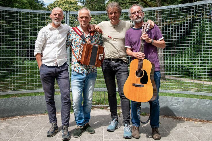 De Zwolse band Om de Hoek. - Foto: Podium Eekhout