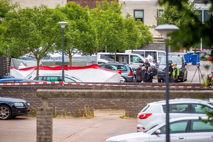 Het politieonderzoek op de parkeerplaats tussen de Lortzinghof en Nicolaihof. - Foto: Hugo Janssen