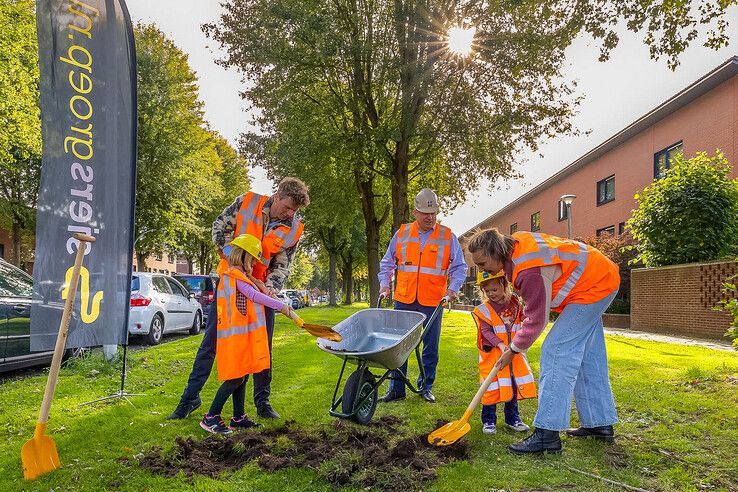 De eerste schop gaat in de grond voor de verzwaring van het elektriciteitsnetwerk in Zwolle. - Foto: Gemeente Zwolle