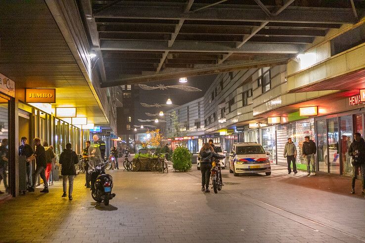 Conflict bij supermarkt in Stadshagen, agenten naar binnen in kogelwerende vesten - Foto: Ruben Meinten