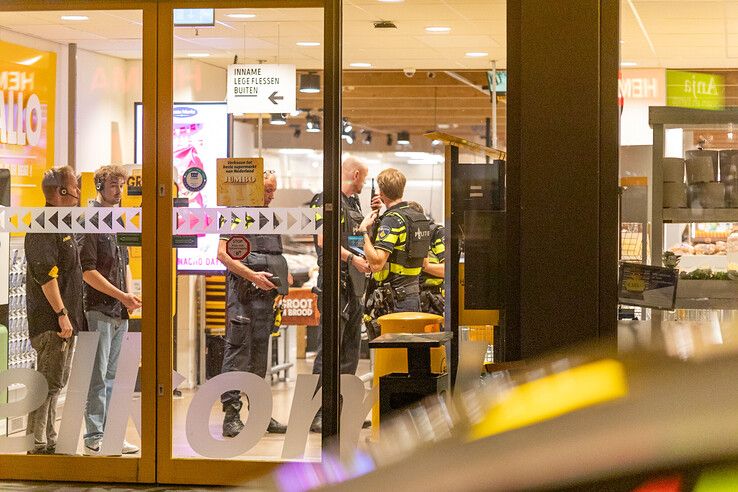 Conflict bij supermarkt in Stadshagen, agenten naar binnen in kogelwerende vesten - Foto: Ruben Meinten