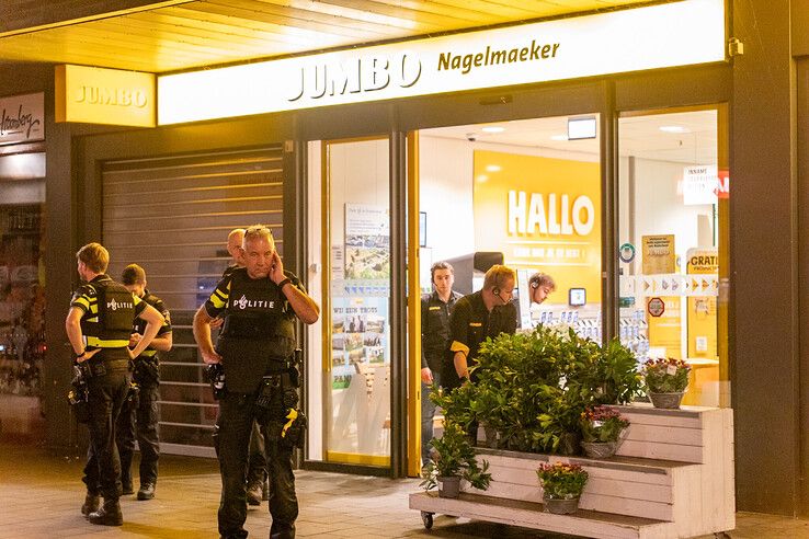 Conflict bij supermarkt in Stadshagen, agenten naar binnen in kogelwerende vesten - Foto: Ruben Meinten