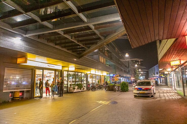 Conflict bij supermarkt in Stadshagen, agenten naar binnen in kogelwerende vesten - Foto: Ruben Meinten