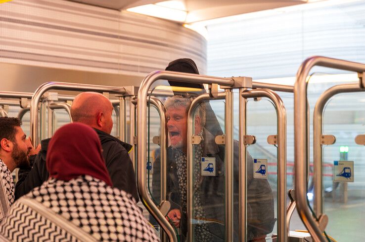 De emoties lopen even hoog op bij de ov-poortjes. - Foto: Peter Denekamp