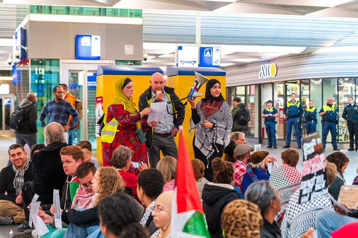 Veluwse dominee trotseert overmacht aan pro-Palestijnse demonstranten in Zwolle - Foto: Peter Denekamp