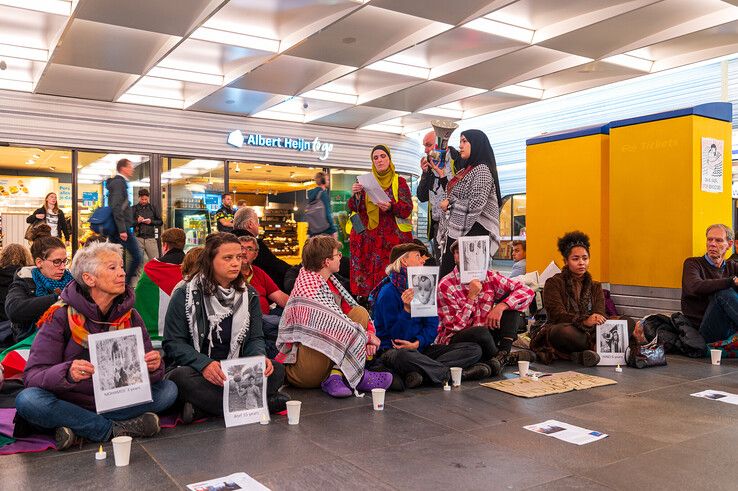 Veluwse dominee trotseert overmacht aan pro-Palestijnse demonstranten in Zwolle - Foto: Peter Denekamp