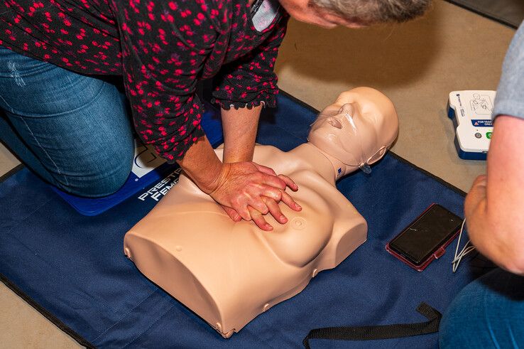 De torso’s voorzien van borsten, al dan niet met een bustehouder, tijdens de cursus in Zwolle. - Foto: Peter Denekamp