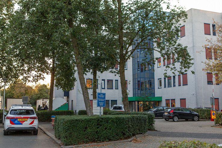 Politiewagens bij gebouw Ruysdael na de melding over het steekincident. - Foto: Ruben Meinten