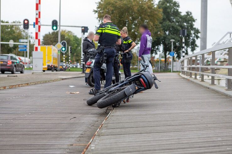 Op de Holtenbroekerbrug botsen een fatbiker en scooterrijdster tegen elkaar. - Foto: Ruben Meinten